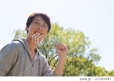 男性1人 (運動 トレーニング スポーツ 準備体操 トレーニングウェア スポーツウェア ジャージ) 22583482