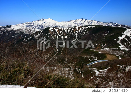 当丸山から見る雪解けの余別岳と積丹岳 22584430