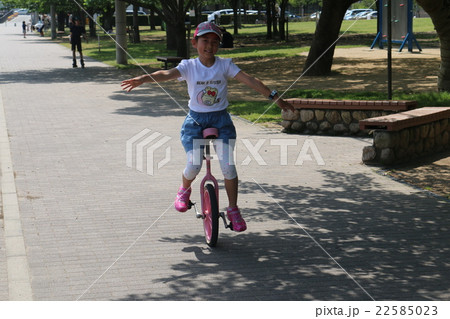 女の子と一輪車の写真素材