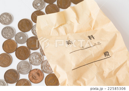 くしゃくしゃの給料袋と現金 22585306
