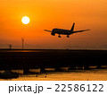 飛行機の夕景 22586122