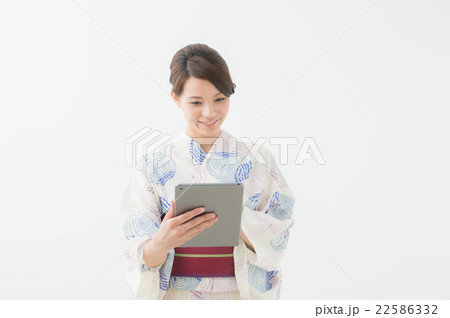 タブレットPCを持つ浴衣の女性 タブレットPCを持つ浴衣の女性 22586332