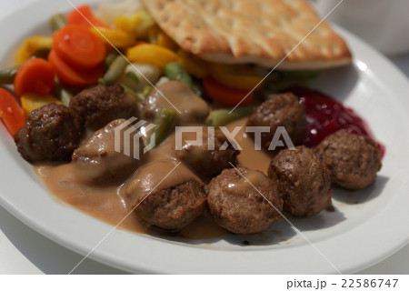 Meatballs with vegetables 22586747