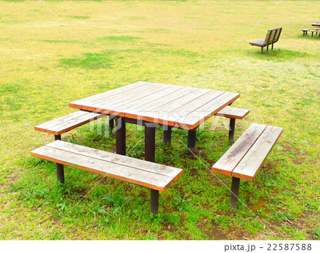 野原の中のテーブルとベンチ 22587588