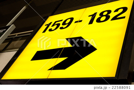 A pointer to the direction of the boarding gate to A pointer to the direction of the boarding gate to 22588091