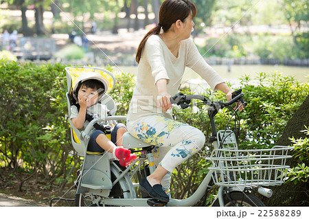 自転車に乗る親子 22588289