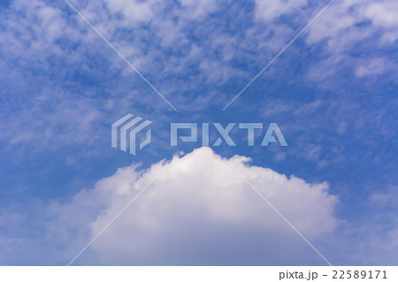 梅雨前の雲の多い青空 22589171