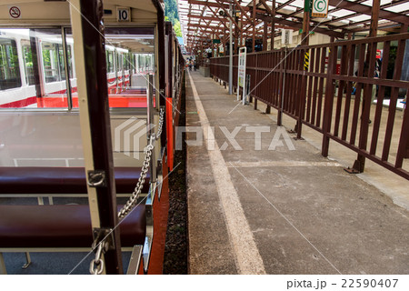 黒部峡谷鉄道　新緑の黒部峡谷　鐘釣駅 22590407