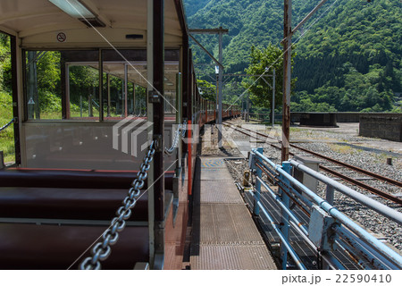 黒部峡谷鉄道 新緑の黒部峡谷 トロッコ電車 黒部峡谷鉄道 新緑の黒部峡谷 トロッコ電車 22590410