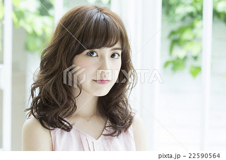 ポートレート　若い女性 22590564