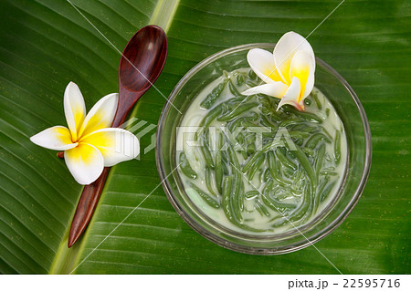Thai dessert made from rice noodles that eaten Thai dessert made from rice noodles that eaten 22595716