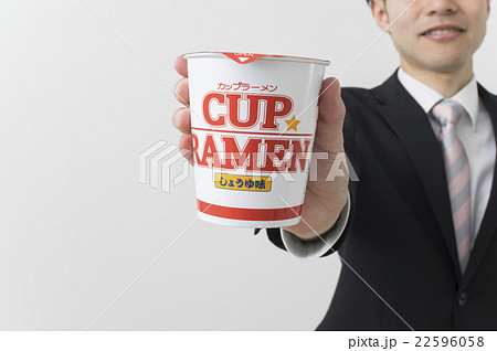 カップラーメンを差し出すビジネスマン 22596058