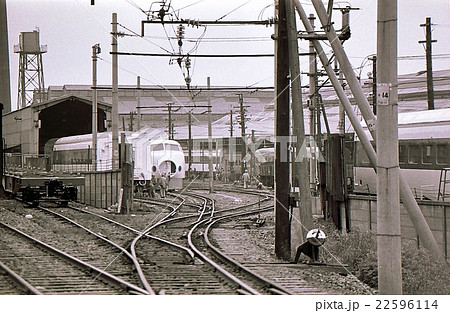 昭和43年 汽車会社で製造中の0系東海道新幹線車両の写真素材 [22596114