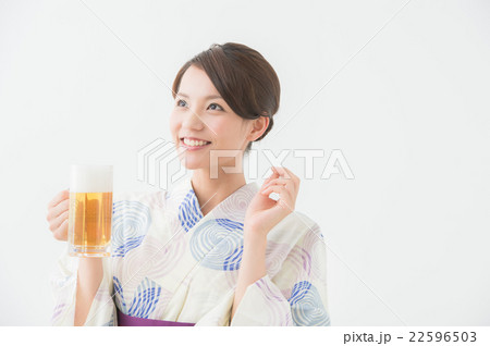 ビールを飲む浴衣の女性 22596503