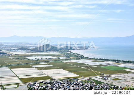 近江盆地の田植え時期の水田地帯を俯瞰する 22596534