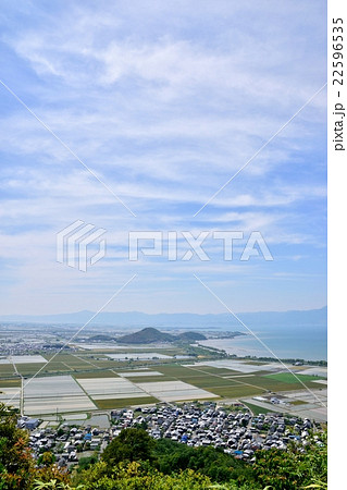 近江盆地の田植え時期の水田地帯を俯瞰する 22596535