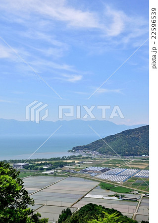 近江盆地の田植え時期の水田地帯を俯瞰する 22596539