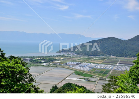 近江盆地の田植え時期の水田地帯を俯瞰する 22596540