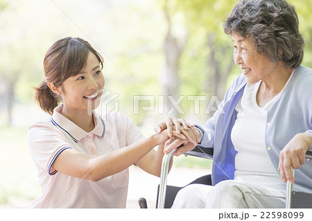 車椅子を押す女性とシニア 車椅子を押す女性とシニア 22598099