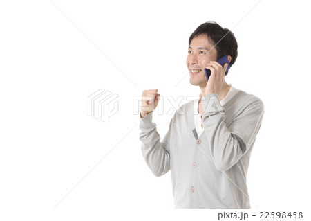 スマホで通話する男性 スマホで通話する男性 22598458
