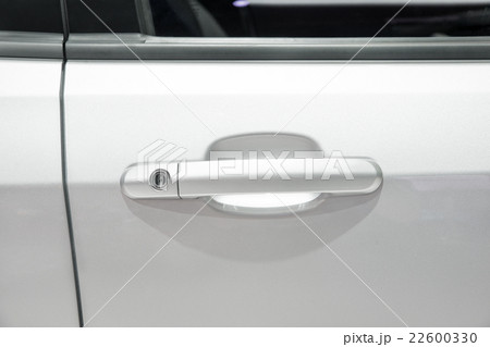 Handle of a white pearl car door 22600330