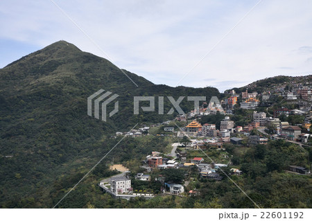 台湾　九份（きゅうふん）　基隆山（鶏籠山）と山あいの町並み 22601192