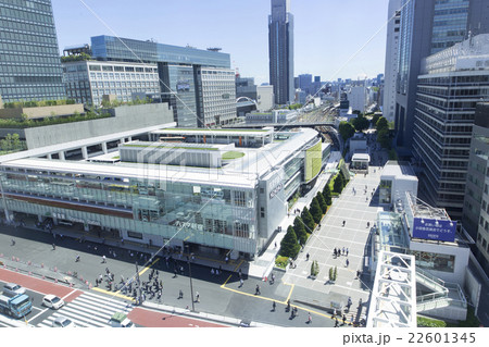 東京新名所 新宿駅 新設 新宿新南口 Newoman バスタ新宿 16年 俯瞰 代々木まで望むの写真素材