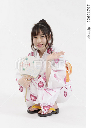 浴衣姿の若い女性 22601797