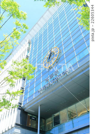 4月 博多駅ビルと新緑　縦構図 22605344