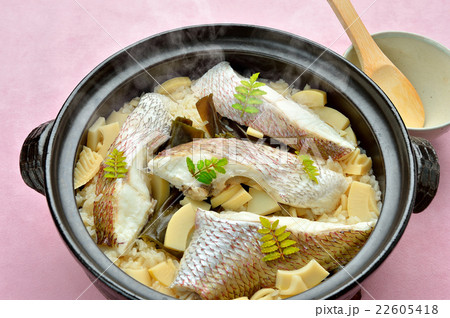 注意）湯気はレタッチ合成です。鯛めし（鯛飯）、タケノコ水煮と一緒に。醤油味付け。 22605418
