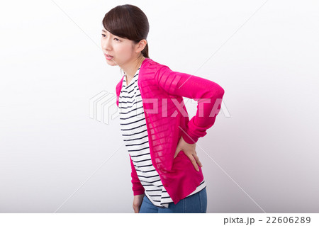 腰痛の女性 22606289