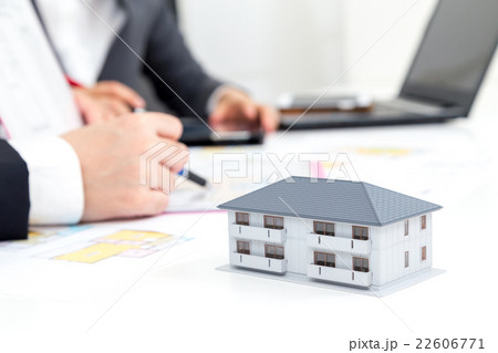 不動産屋　男性社員　女性社員　住宅相談　消費増税前駆け込み需要　コピースペース　物件紹介 22606771