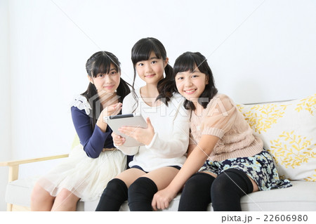 タブレットを使う中学生 22606980