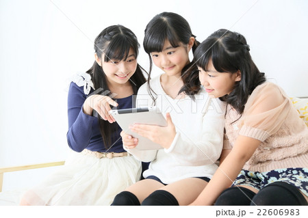 タブレットを使う中学生 22606983