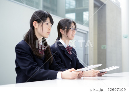 フリースペースで打ち合わせをする女子高校生 22607109