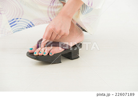 浴衣の女性（足元） 22607189