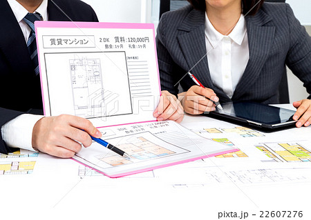 男性社員　女性社員　手元　パーツカット　住宅紹介　物件紹介　不動産イメージ　ボールペン 22607276