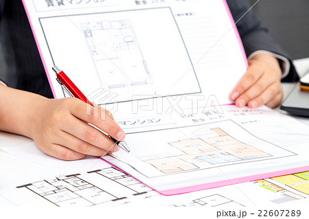 男性社員 女性社員 手元 パーツカット 住宅紹介 物件紹介 不動産イメージ ボールペン 男性社員 女性社員 手元 パーツカット 住宅紹介 物件紹介 不動産イメージ ボールペン 22607289