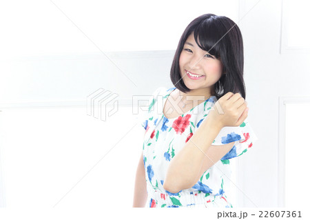 若い女性　ヘアスタイル 22607361