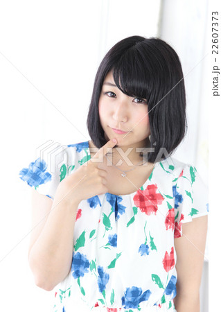 若い女性　ヘアスタイル 22607373