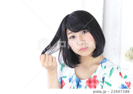 若い女性　ヘアスタイル 22607386