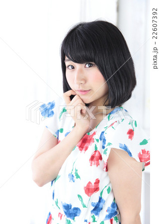 若い女性　ヘアスタイル 22607392