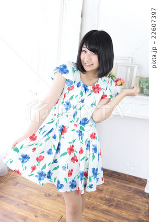 若い女性　ファッション 22607397