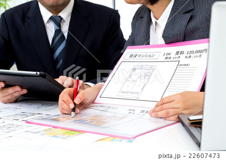 不動産屋　男性社員　女性社員　住宅相談　消費増税前駆け込み需要　コピースペース　物件紹介 22607473