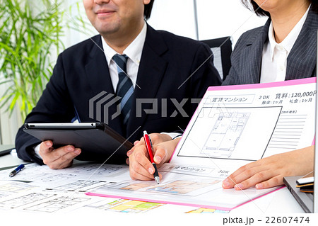 不動産屋 男性社員 女性社員 住宅相談 消費増税前駆け込み需要 コピースペース 物件紹介 不動産屋 男性社員 女性社員 住宅相談 消費増税前駆け込み需要 コピースペース 物件紹介 22607474