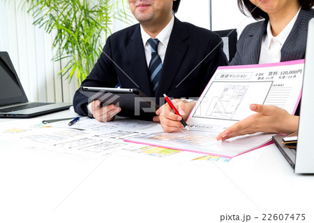 不動産屋　男性社員　女性社員　住宅相談　消費増税前駆け込み需要　コピースペース　物件紹介 22607475