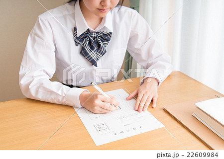 大学の願書を書く女子高生 大学の願書を書く女子高生 22609984