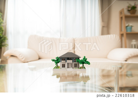 ガラステーブルに置いてある住宅模型 22610318