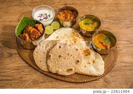 インドの典型的なカレー定食　ミールズ　 Lunch of meals south India 22611904