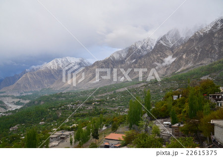 パキスタン　フンザ　王宮から見たカリマバードの山や街並み　 22615375